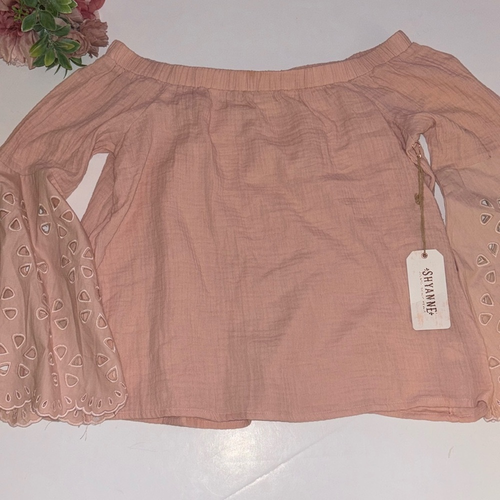 Off the Shoulder Cowgirl Pink Top Lace Bell Sleeves Shyanne BLUSH Large Top NWT